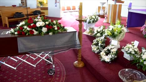 captura de pantalla de un ataúd funerario en un coche fúnebre o capilla o entierro en el cementerio