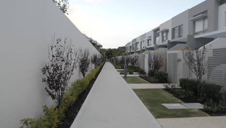 gimbal shot van townhouse lane met groot perspectief