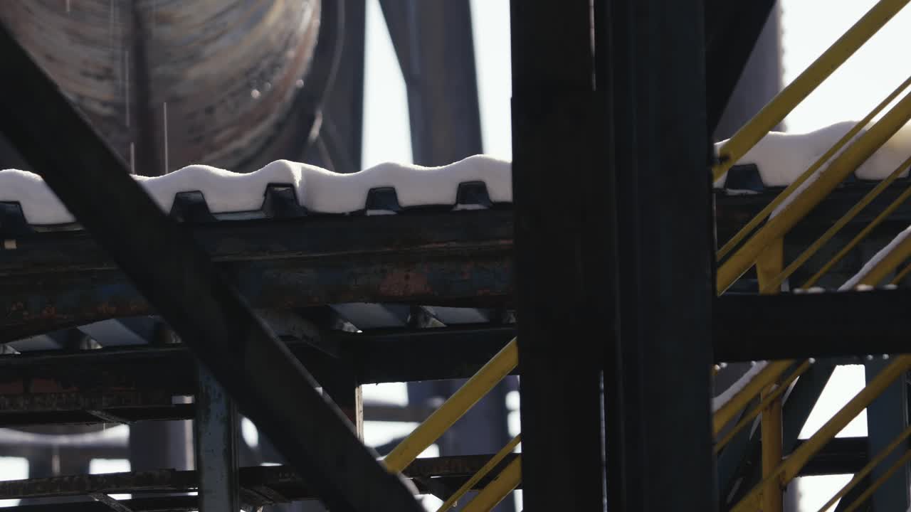 눈으로 인 아연 지붕과 위에 있는 파이프에서 흘러내리는 물