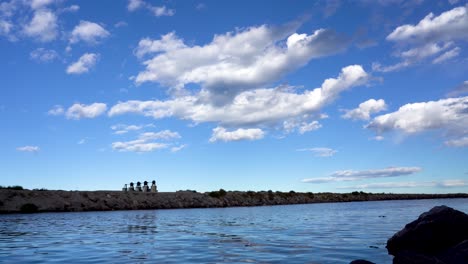 agua de río corriendo a toda velocidad con un cielo despejado y algunas nubes blancas en el
