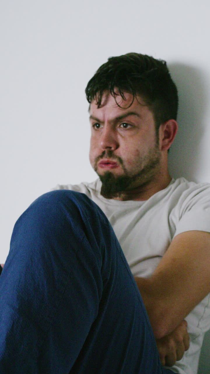 Primer Plano de Hombre Preocupado Expresando Tristeza