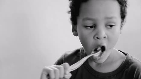 Niño-Pequeño-Cepillándose-Los-Dientes-Con-Un-Cepillo-De-Dientes-Con-Fondo-Blanco-Material-De-Archivo-Video