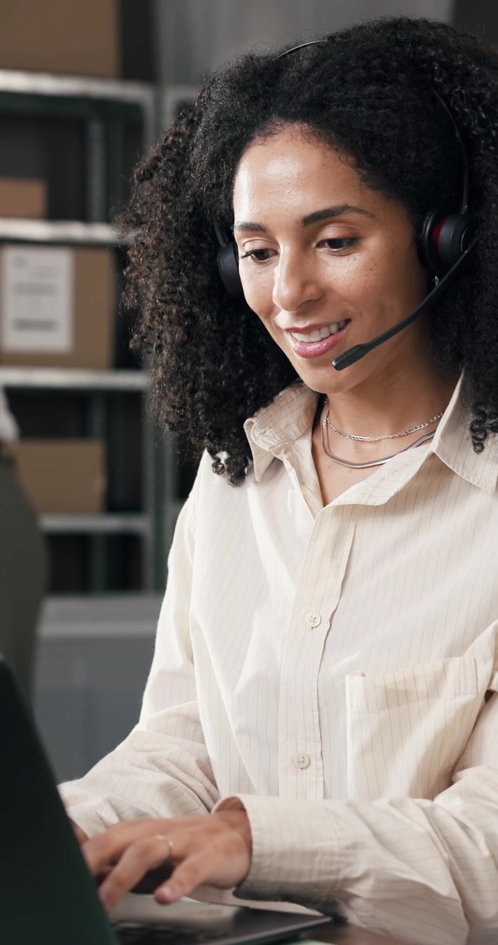 Addetto al servizio clienti che lavora al portatile in ufficio