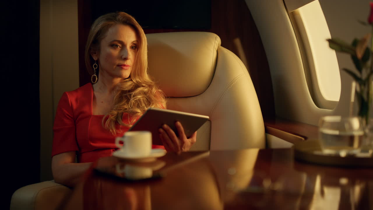 elegante mujer de negocios acabando el trabajo en la tableta. anteojos de primer plano en la mesa