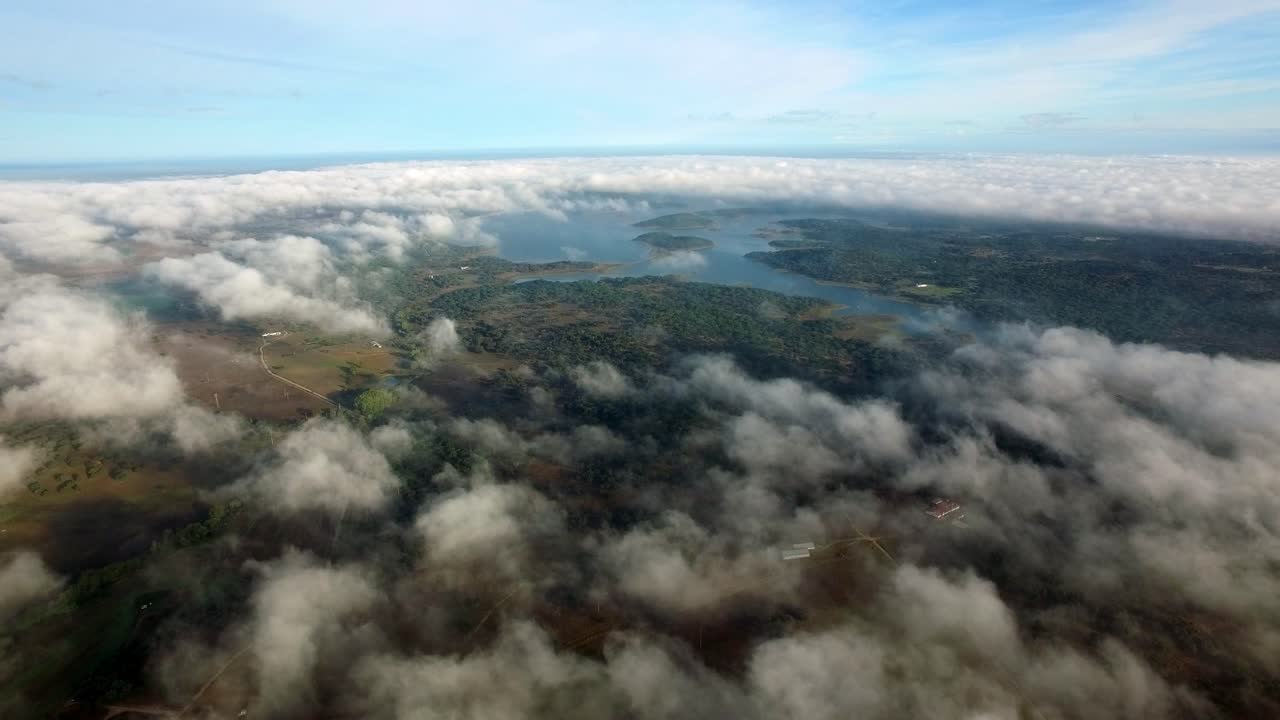 toma aérea del carro de la laguna