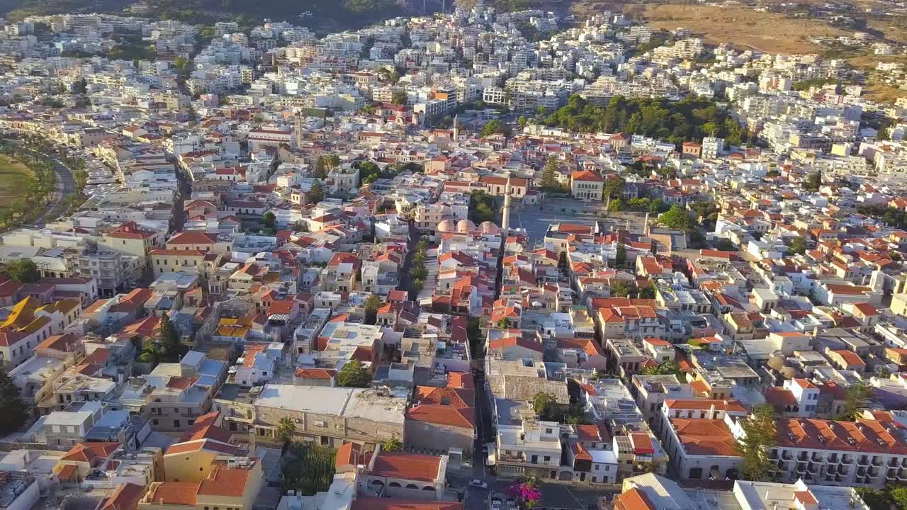 volando sobre el pueblo y el puerto de rethymno en creta grecia