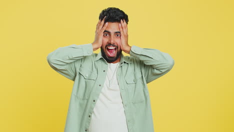 irritado hombre indio enojado grita de estrés problemas de tensión, shock, rabia, nervioso, pelea