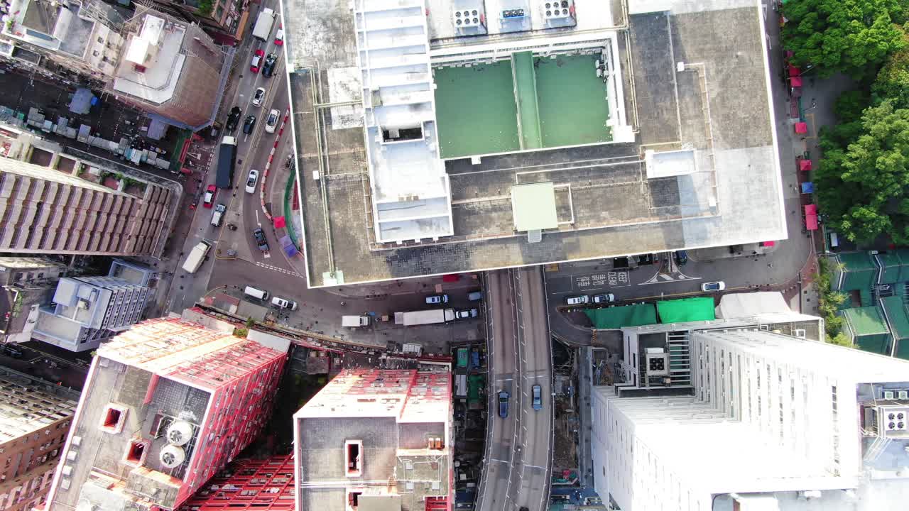 홍콩 시내의 주차장 건물을 통과하는 교통, 도시의 메가 빌딩, 공중 전망