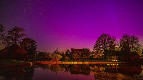 el lapso de tiempo del cielo de color púrpura se desvanece por la luz de una mañana temprana
