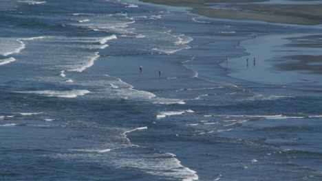 las olas del mar llegan a una playa en oregon o en el norte de california
