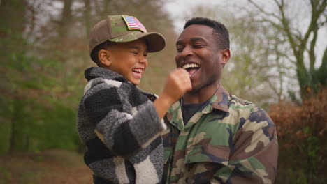 Cerca-De-Un-Soldado-Americano-Que-Regresa-A-Casa-Con-Su-Familia-De-Permiso-Llevando-A-Su-Hijo-Con-Gorra-Militar