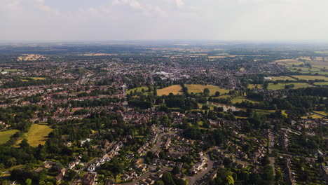 Ariellandschaft-Der-Englischen-Stadt-Mit-Häusern,-Grüne-Landschaft