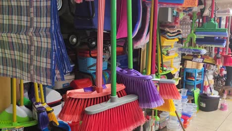 video de un mercado al aire libre en lima vendiendo escobas y trapeadores y otros articulos de limpieza