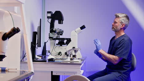 científico trabajando con un microscopio en un laboratorio