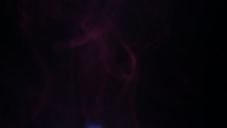 colores humo en fondo oscuro
