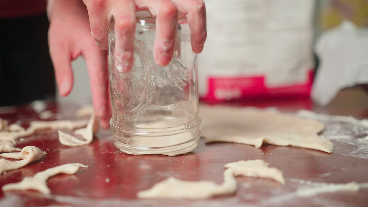 вырезать упаковки с помощью банки