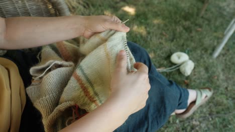 Weibliche-Hände-Stricken-Pullover-In-Pastellfarben-Streifen