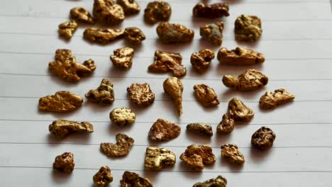 Goldnuggets-Sammlung,-Textur-Gelber-Metallgesteinsproben,-Goldmine,-Golderz,-Gruppe-Glänzender-Goldener-Klumpen,-Rauer-Natürlicher-Mineralischer-Goldbrocken