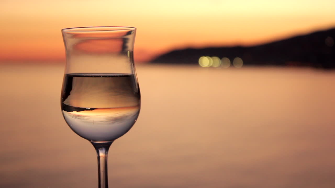 바다 앞 유리에 샴페인과 해안 도시 전망