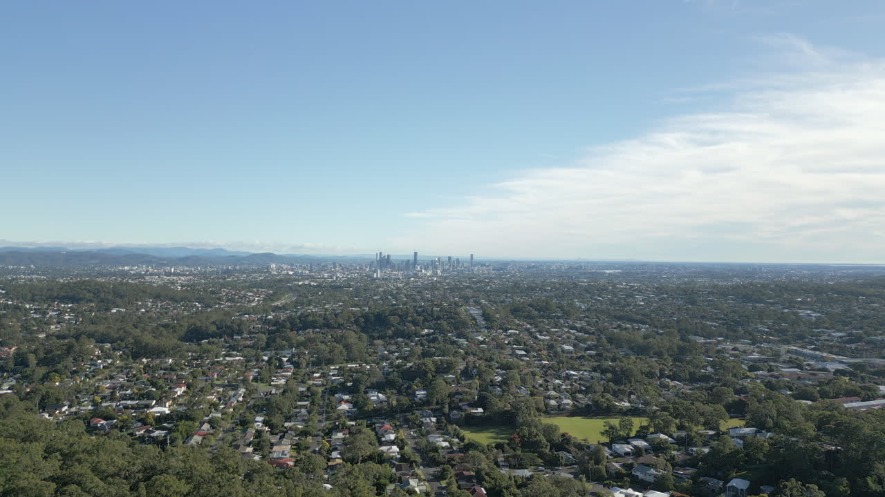 멀리서 보이는 브리즈번 시, 드론이 그라바트 산 위로 아오르는 모습 (오스트레일리아)
