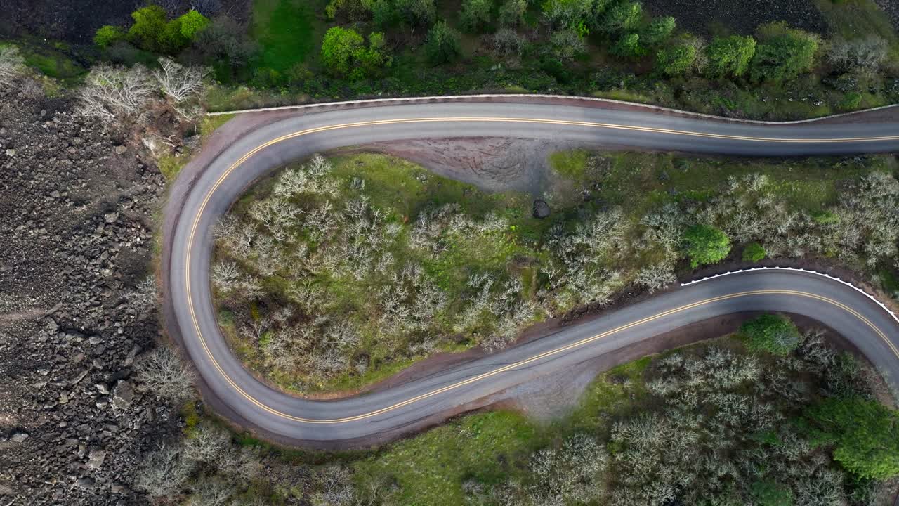 Een cirkelend luchtfoto van een haarspeldbocht op een weg die leidt naar het Rowena Crest Viewpoint in Mosier Oregon in het Columbia River Gorge National Scenic Area, genomen met een DJI-drone