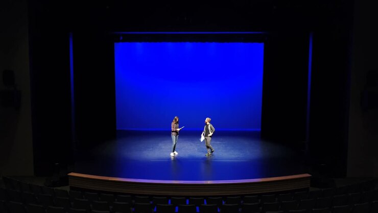 Artista che fa le prove sul palco 4K