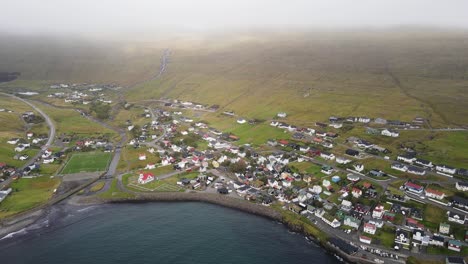 Imágenes-Circulares-De-Drones-De-La-Aldea-De-Sandavagur-En-La-Isla-De-Vagar-En-Las-Islas-Feroe.