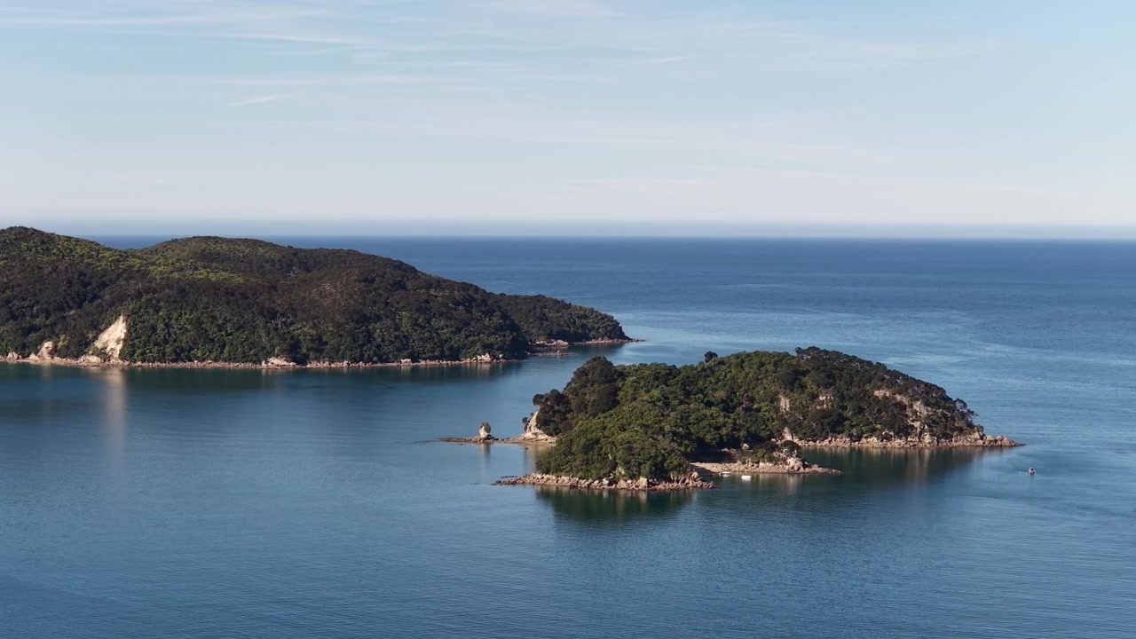 Isole boscose si trovano in acque costiere calme con calette riparate e colline boscose, Isola del Sud, Nuova Zelanda