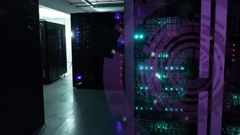 animación de un escáner redondo púrpura girando contra la sala del servidor de la computadora
