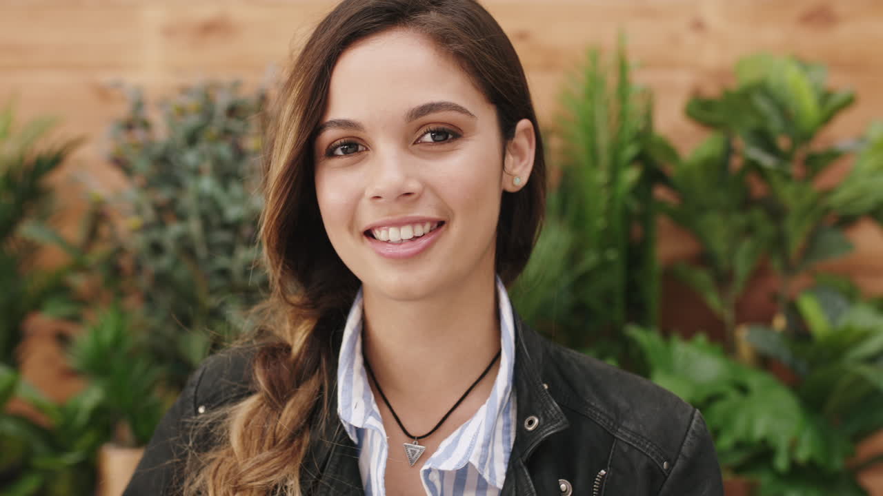 mujer de negocios, cara o pensamiento en una cafetería