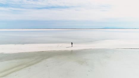 Bellas-Imágenes-Aéreas-De-Un-Hombre-En-Un-Lago-Salado-En-Utah