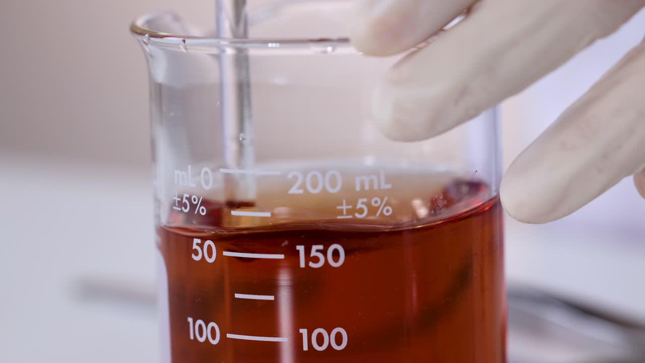 observar el cambio de color en una reacción química