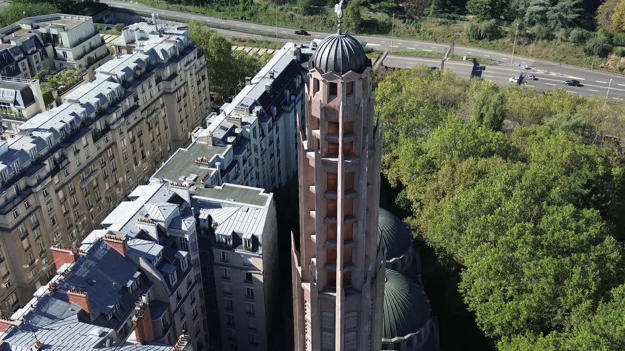 torre del campanario de la iglesia de sainte-odile en parís, francia, 17o distrito