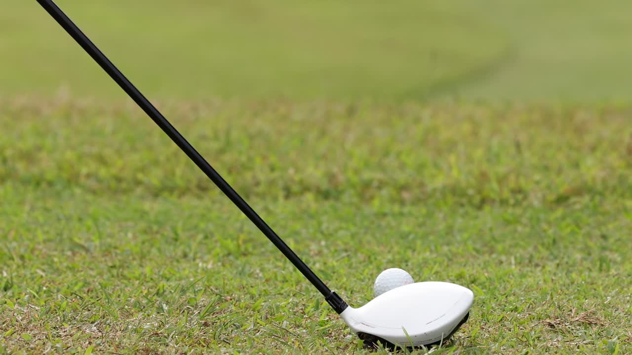 골프 공이 티에서 떨어졌어요.