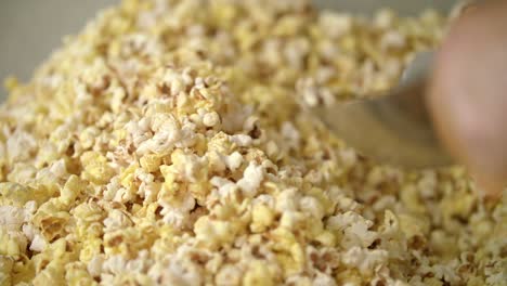 fondo de palomitas de maíz. proceso de secado de palomitas de maíz después de la fabricación
