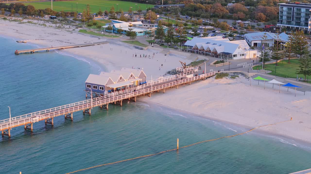 웨스턴 오스트레일리아의 버셀턴 제티 (busselton jetty) 해안에 부히는 파도