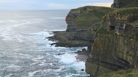 Wellen-Des-Kantabrischen-Meeres,-Die-An-Einem-Sonnigen-Tag-Die-Küste-Der-Insel-Isla-Treffen