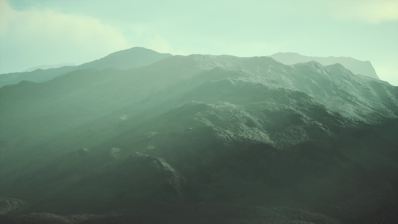 paisaje desértico nocturno con montañas rocosas y puesta de sol