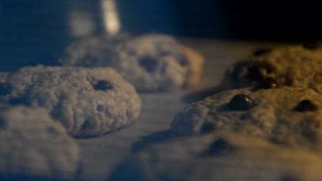 galletas de avena caseras con gotas de chocolate horneando en horno caliente. acelerar el video de todo un proceso.