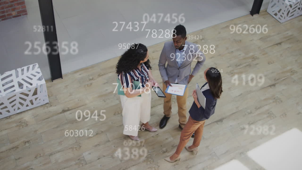 animación del procesamiento de datos sobre diversas personas de negocios discutiendo el trabajo