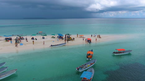 drone disparó isla de arena tropical llena de gente y barcos