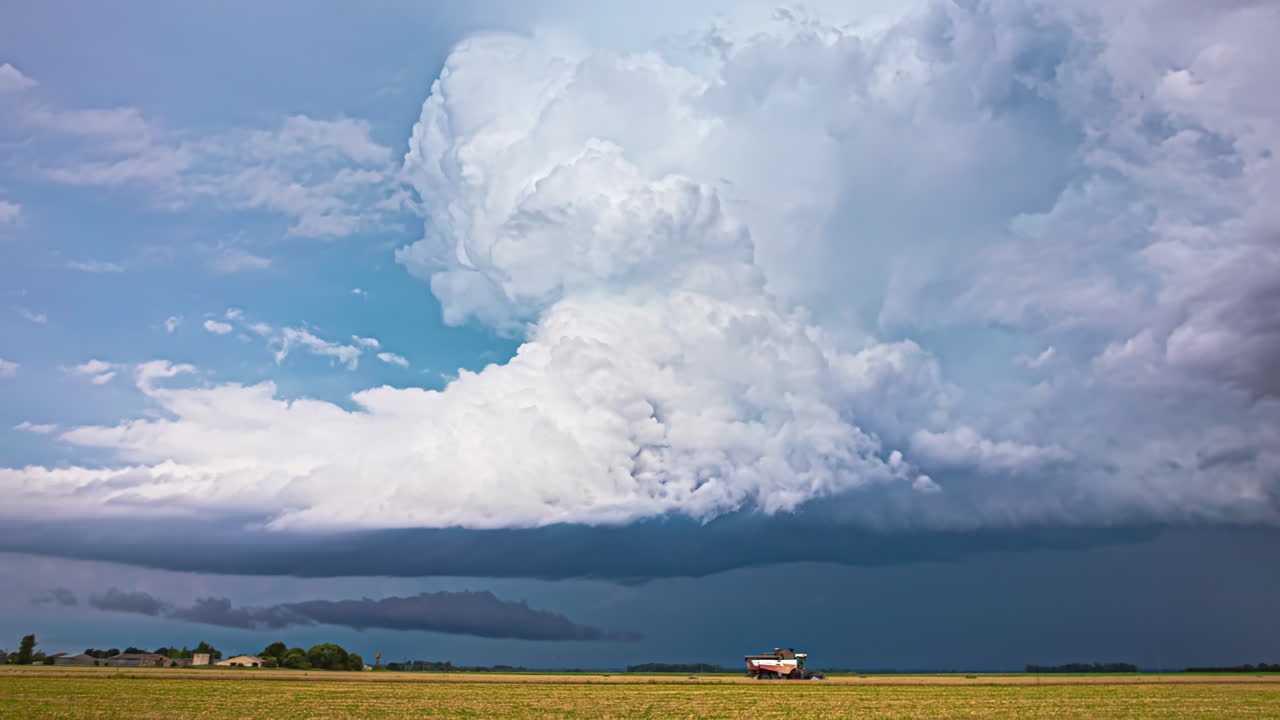 작은 마을 근처의  ⁇  위에 강한 바람이 불고 있는 타임  ⁇ 스  ⁇