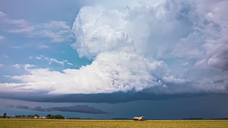 un disparo de lapso de tiempo de una fuerte cizalladura de viento sobre un campo cerca de un pequeño pueblo