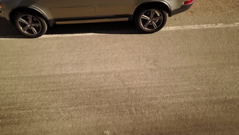 vista de un coche todoterreno junto a un bosque