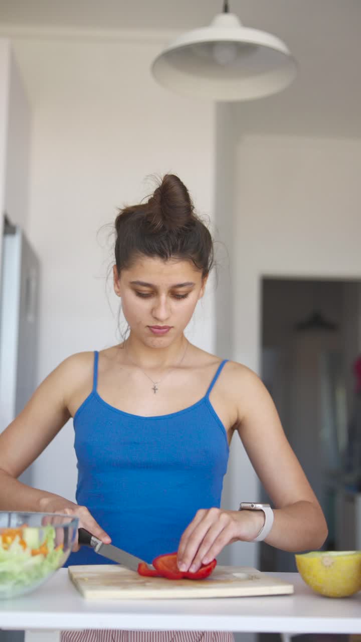 una mujer preparando una ensalada.