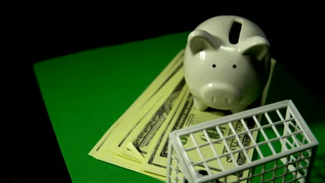 concepto de dinero y deportes, ahorros para un viaje a un partido, apuestas de fútbol.