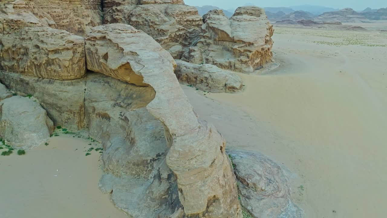 mujer en el desierto de wadi rum en el sur de jordania - disparo aéreo de dron