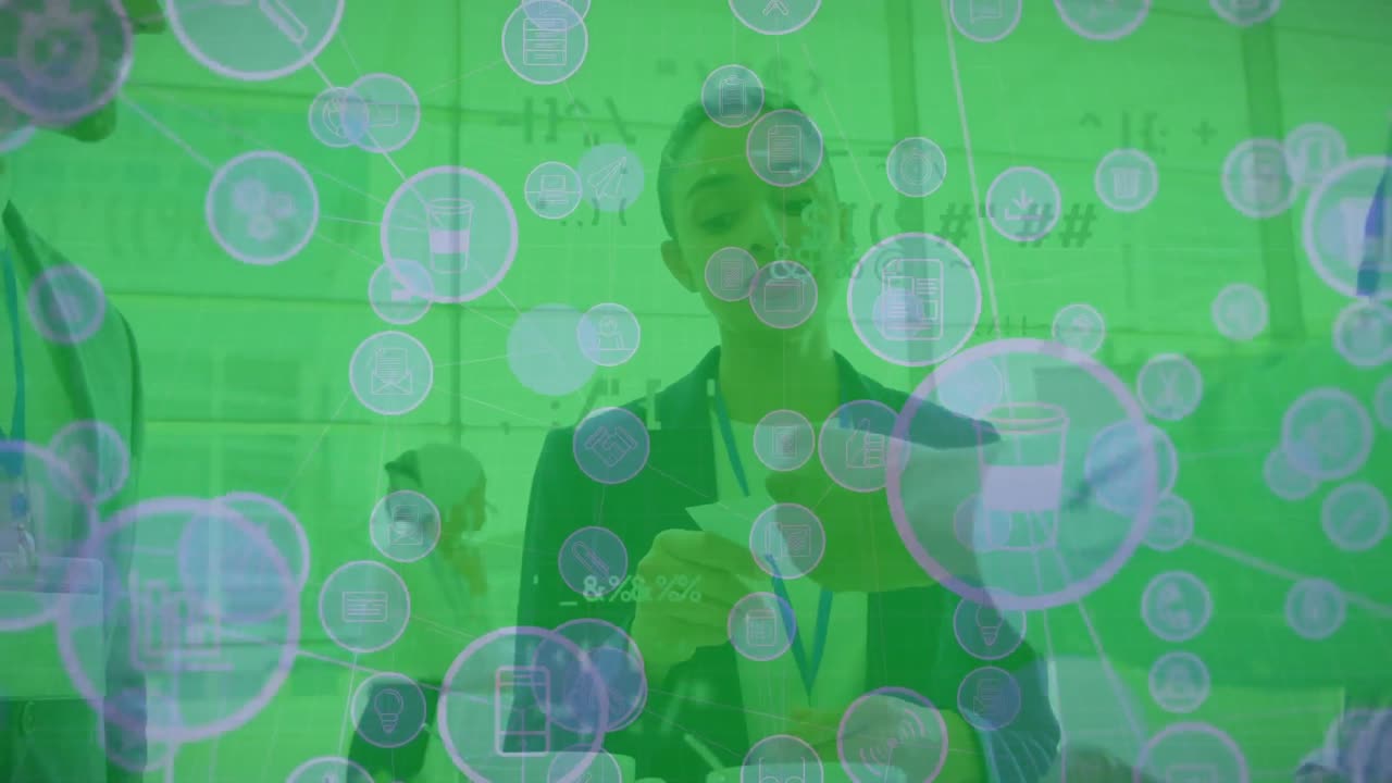 animación de la red de conexiones con iconos sobre mujeres empresarias caucásicas