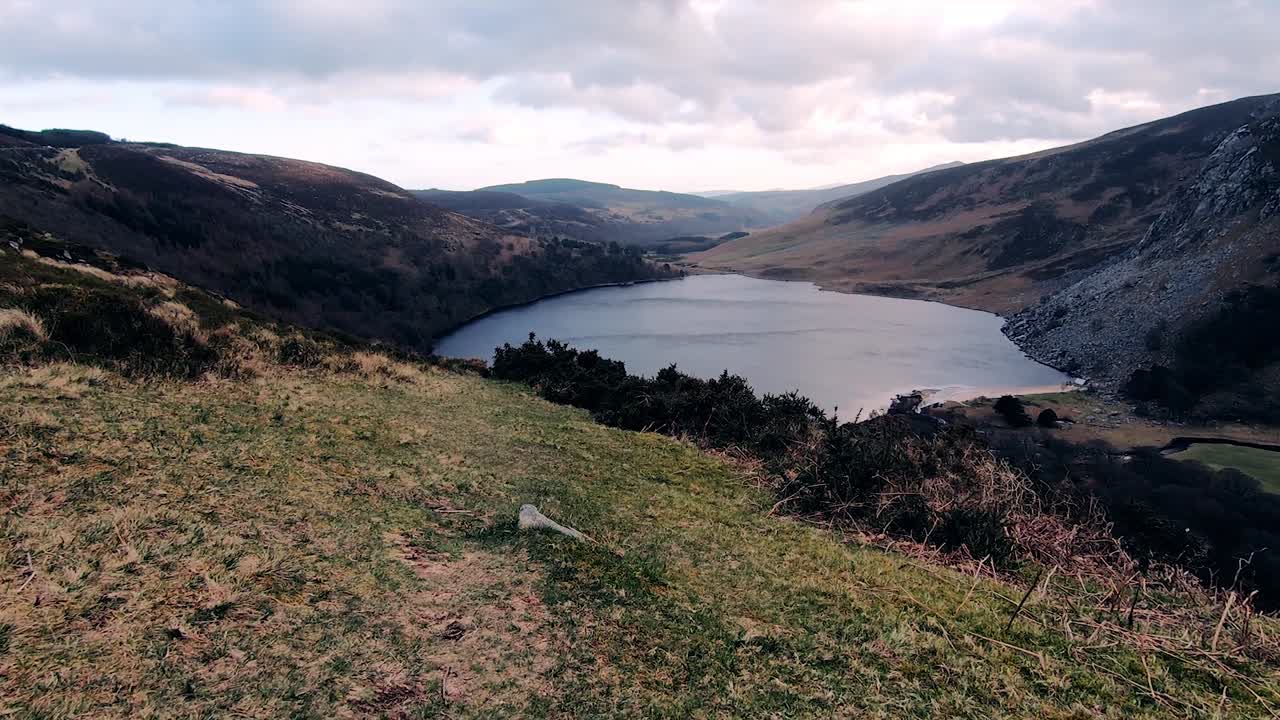 punto de vista, tiro pov en el lago guinness en irlanda, como un excursionista caminando en la ladera de la colina al aire libre en la naturaleza