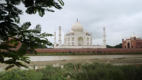 Tah-Mahal-Visto-Desde-Las-Orillas-Del-Río-Yamuna,-Vista-Lateral